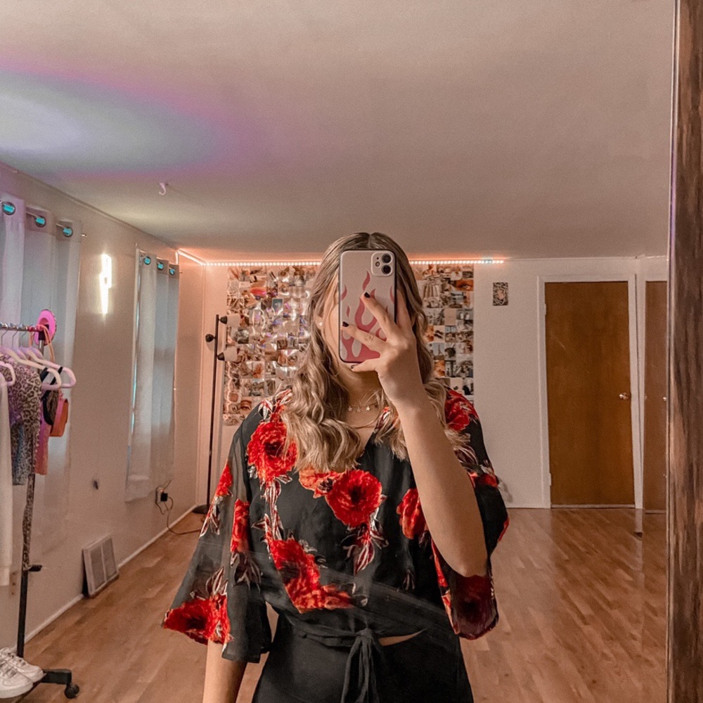 ✰CUTE BLOUSE - Picture 3 of 3